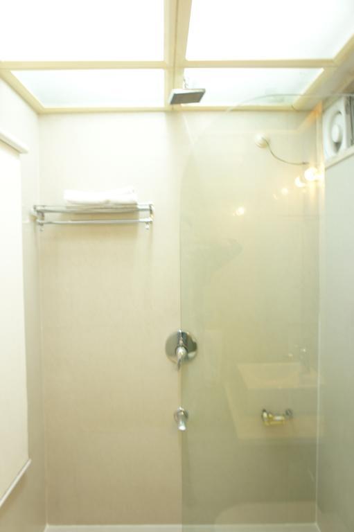 Hotel Surya Prime Kota  Kamer foto
